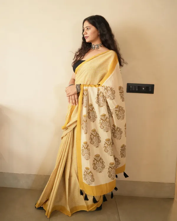 Mustard_Cotton_Checks_Printed_Mul_Saree_With_Tassels_For_Women